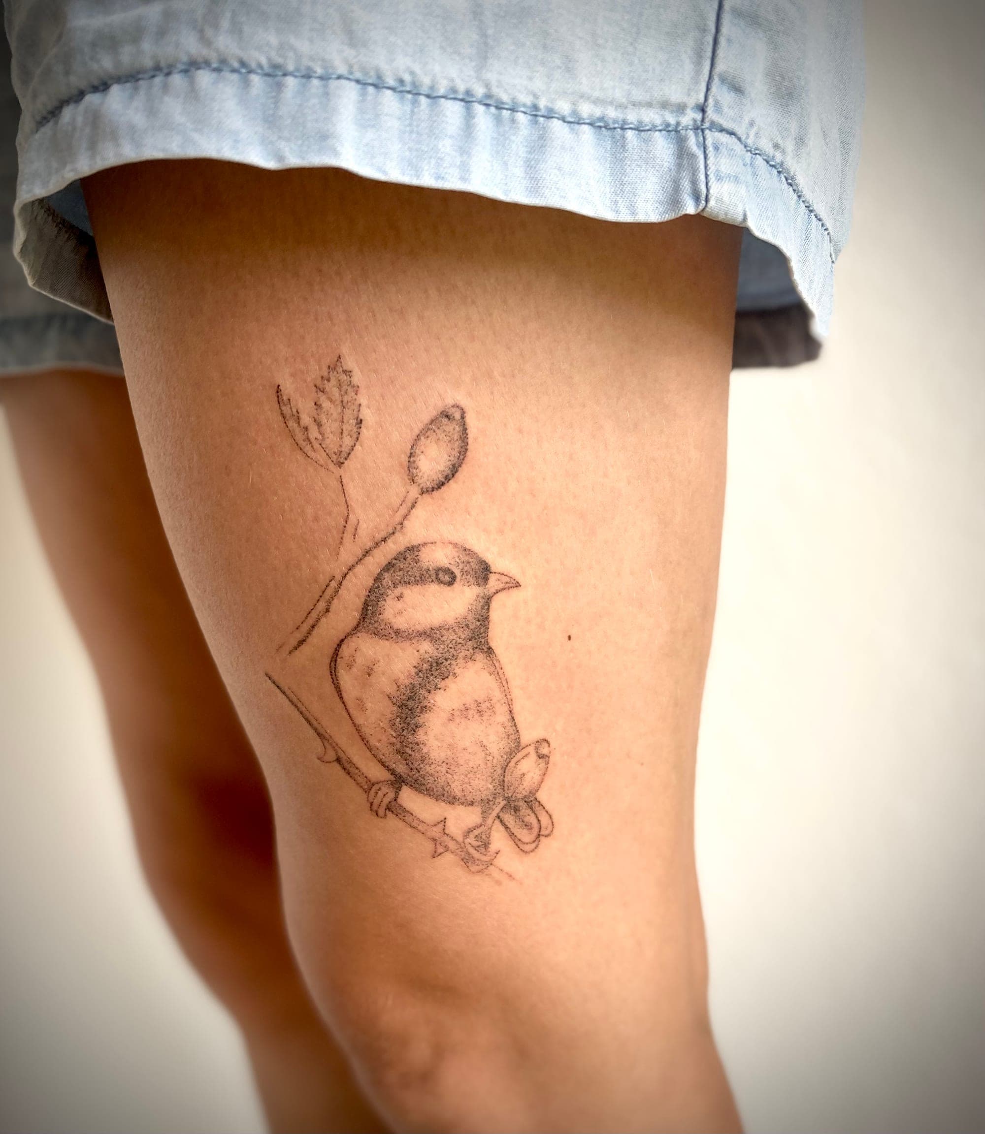 Meise Bein – Dotwork, Handpoke, Illustrativ von Sarah K., Bloom at Night Köln