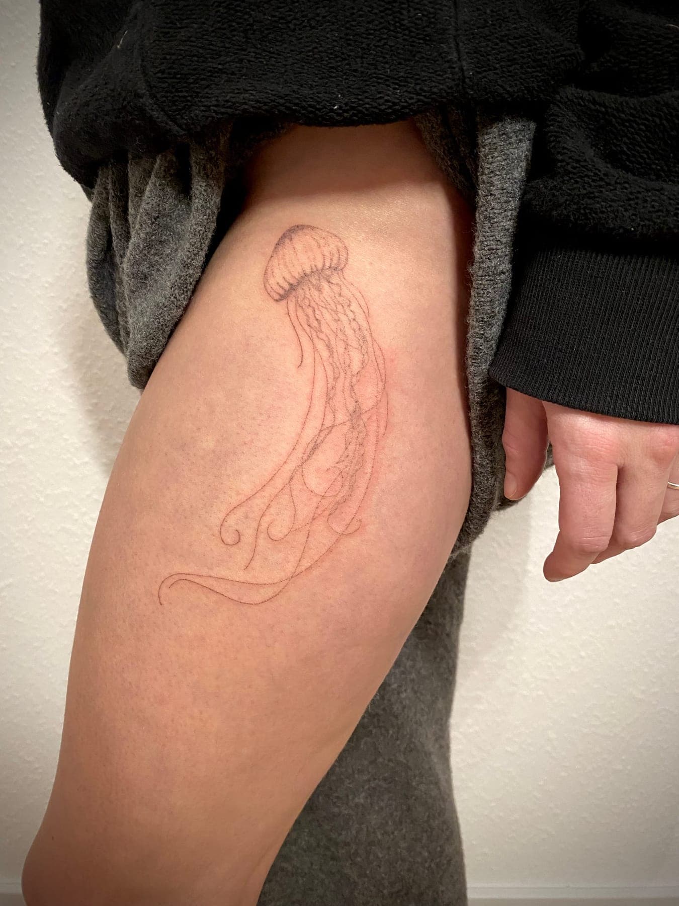 Qualle Bein – Grafisch, Handpoke, Illustrativ von Sarah K., Bloom at Night Köln