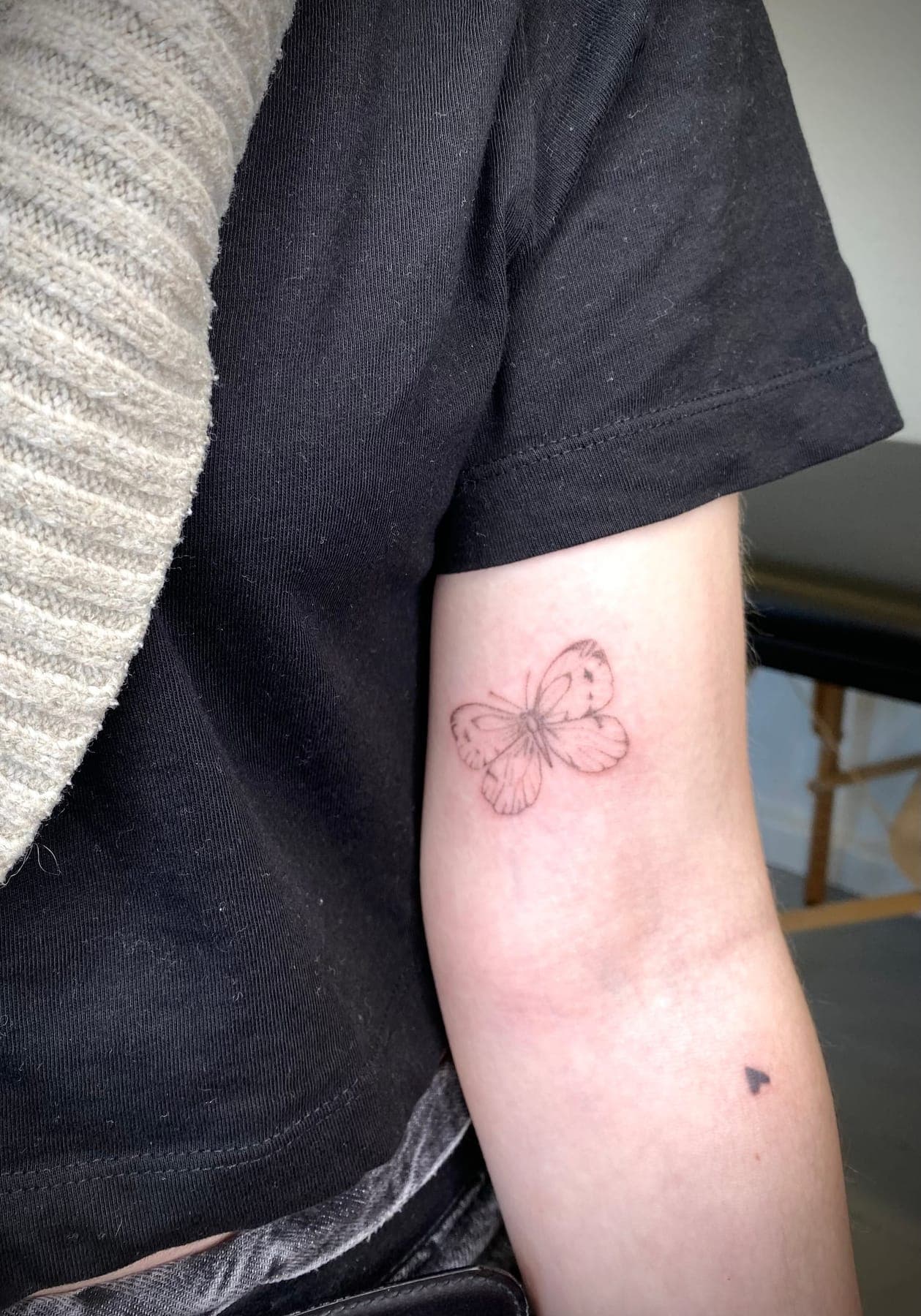Schmetterling Arm – Handpoke, Illustrativ, Mikrorealismus von Sarah K., Bloom at Night Köln
