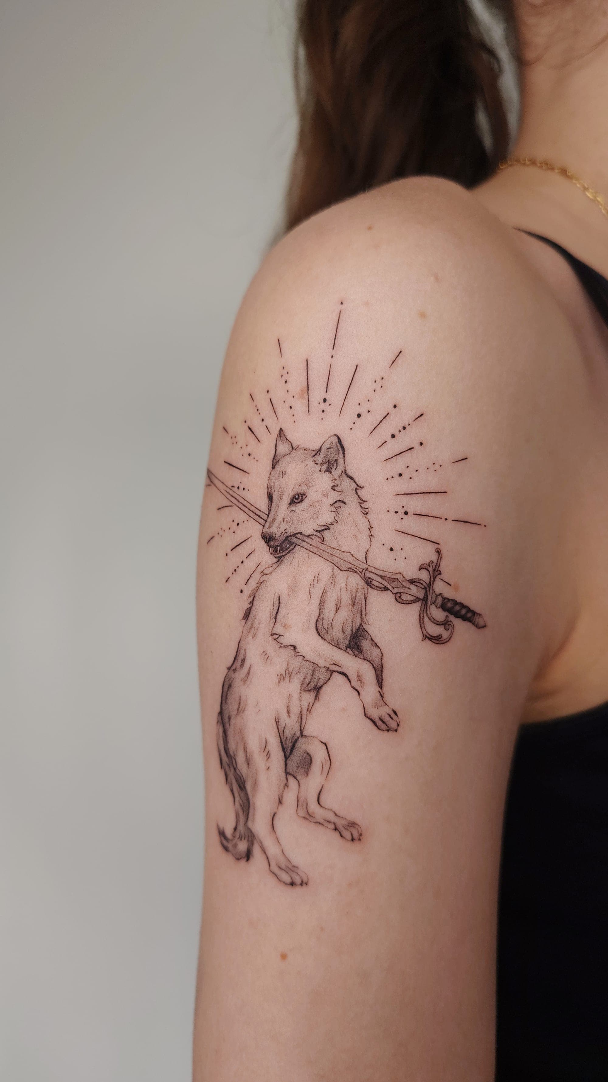 Wolf mit Schwert – Fineline, Illustrativ von Viktoria, Bloom at Night Köln