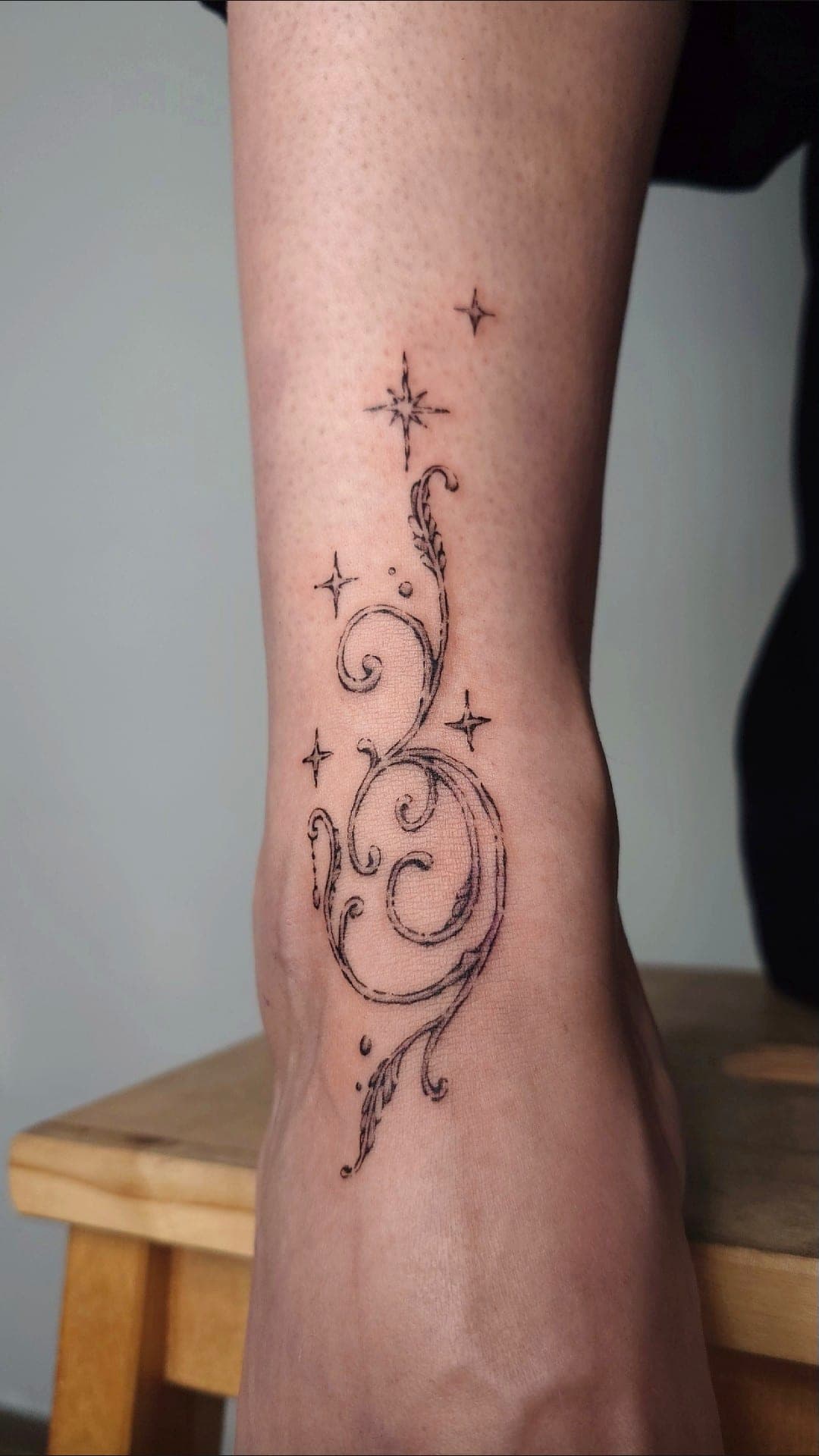 Whimsical Flow – Fineline, Illustrativ von Viktoria, Bloom at Night Köln