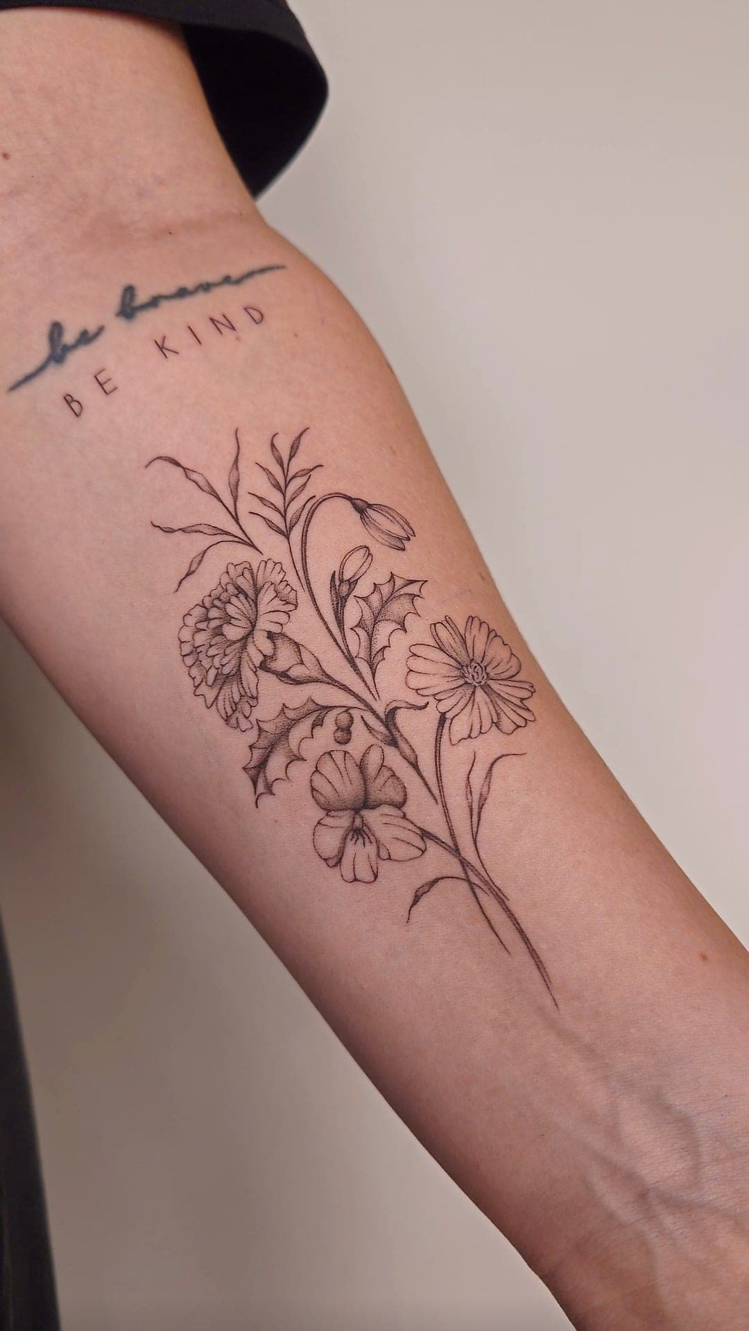 Geburtsblumen und Lettering – Fineline, Lettering, Realismus von Viktoria, Bloom at Night Köln