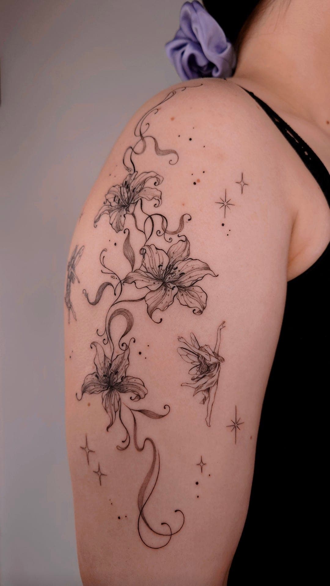 Whimsical Blumen und Feen – Fineline, Illustrativ von Viktoria, Bloom at Night Köln