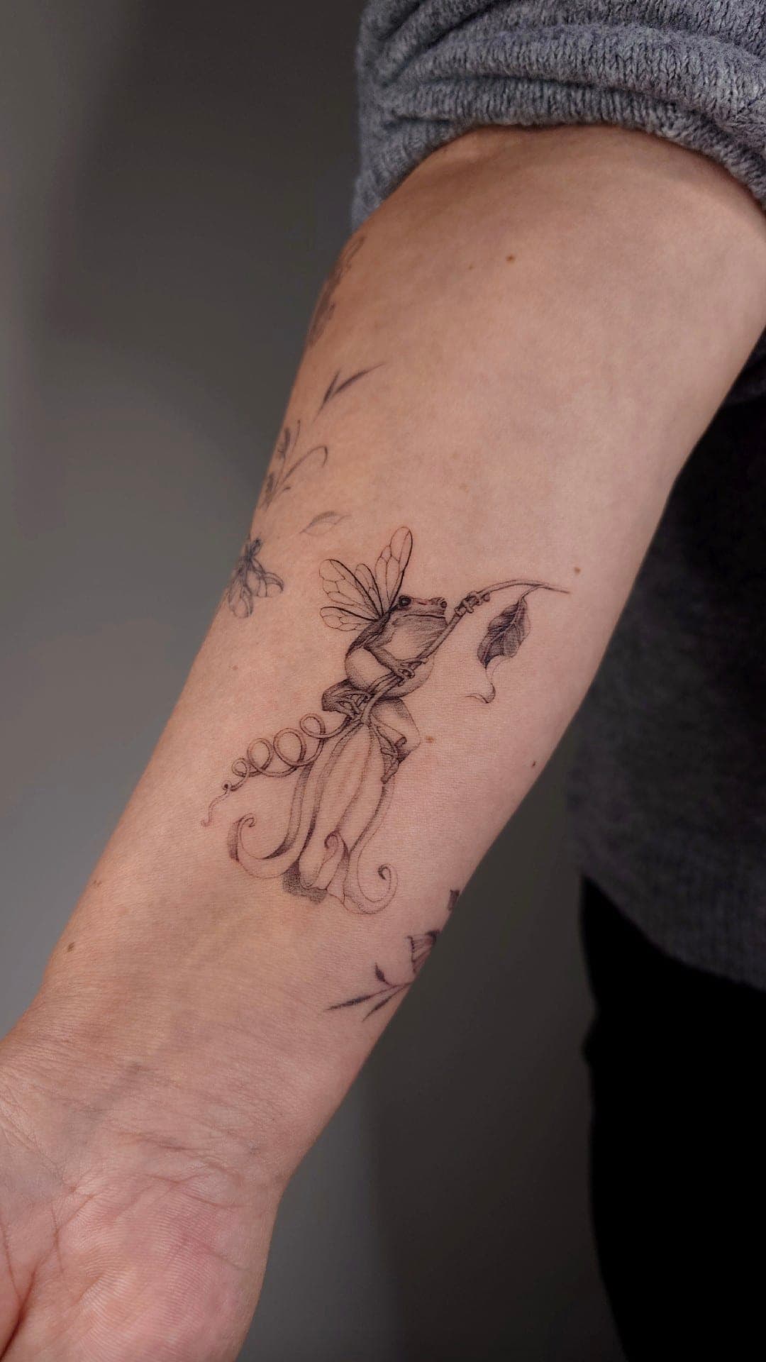Frosch mit Blüte – Fineline, Realismus von Viktoria, Bloom at Night Köln