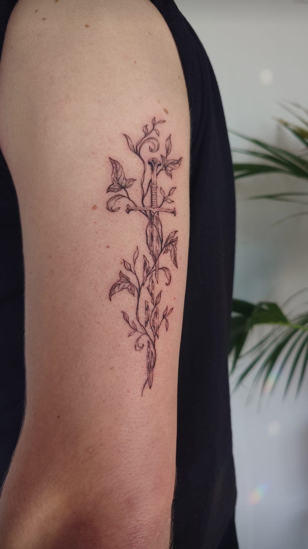 Schwert mit Ranken – Fineline, Illustrativ von Viktoria, Bloom at Night Köln