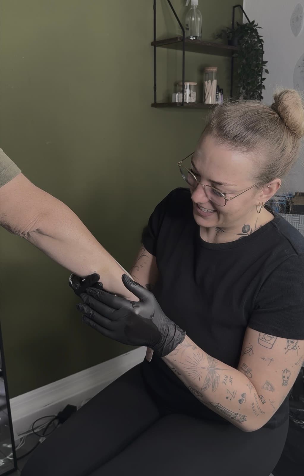 Lena – Tattoo Artist im Bloom at Night Köln